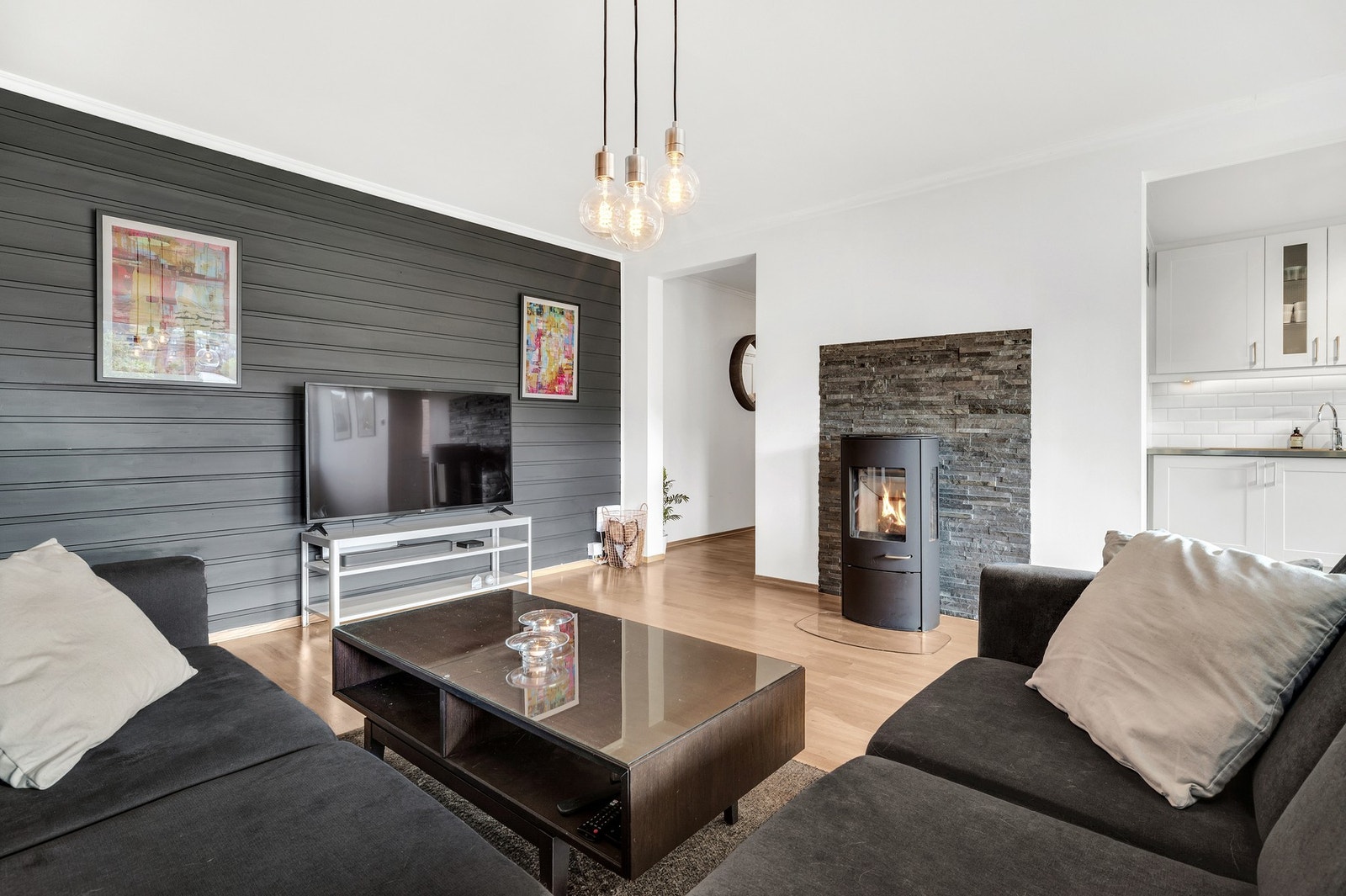 Leiligheten har en praktisk planløsning, noe som gir flere gode møbleringsmuligheter. Effektiv vedovn på stue (pipeløp renovert i 2006). Galleribilde