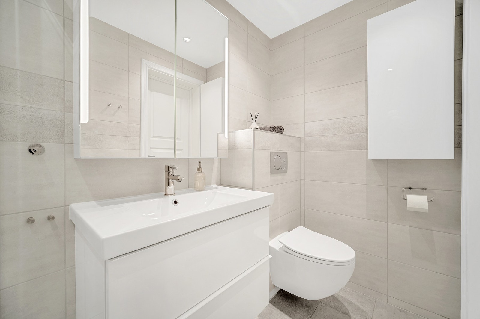 Mye lagringsplass i speilskap og innredning. Badet er sammenslått med tidligere toalettrom slik at man nå har et større bad enn originalt. Galleribilde