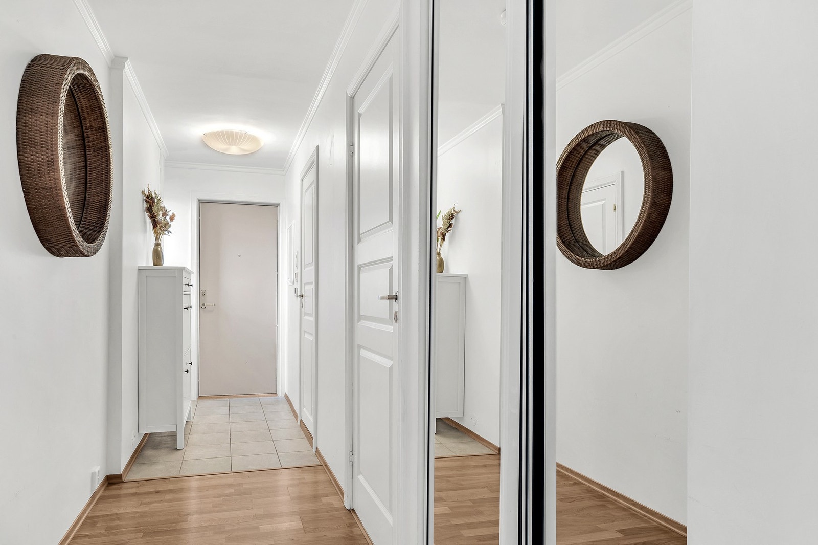 Gang med skyvedørsgarderobe m/speilfronter. Galleribilde