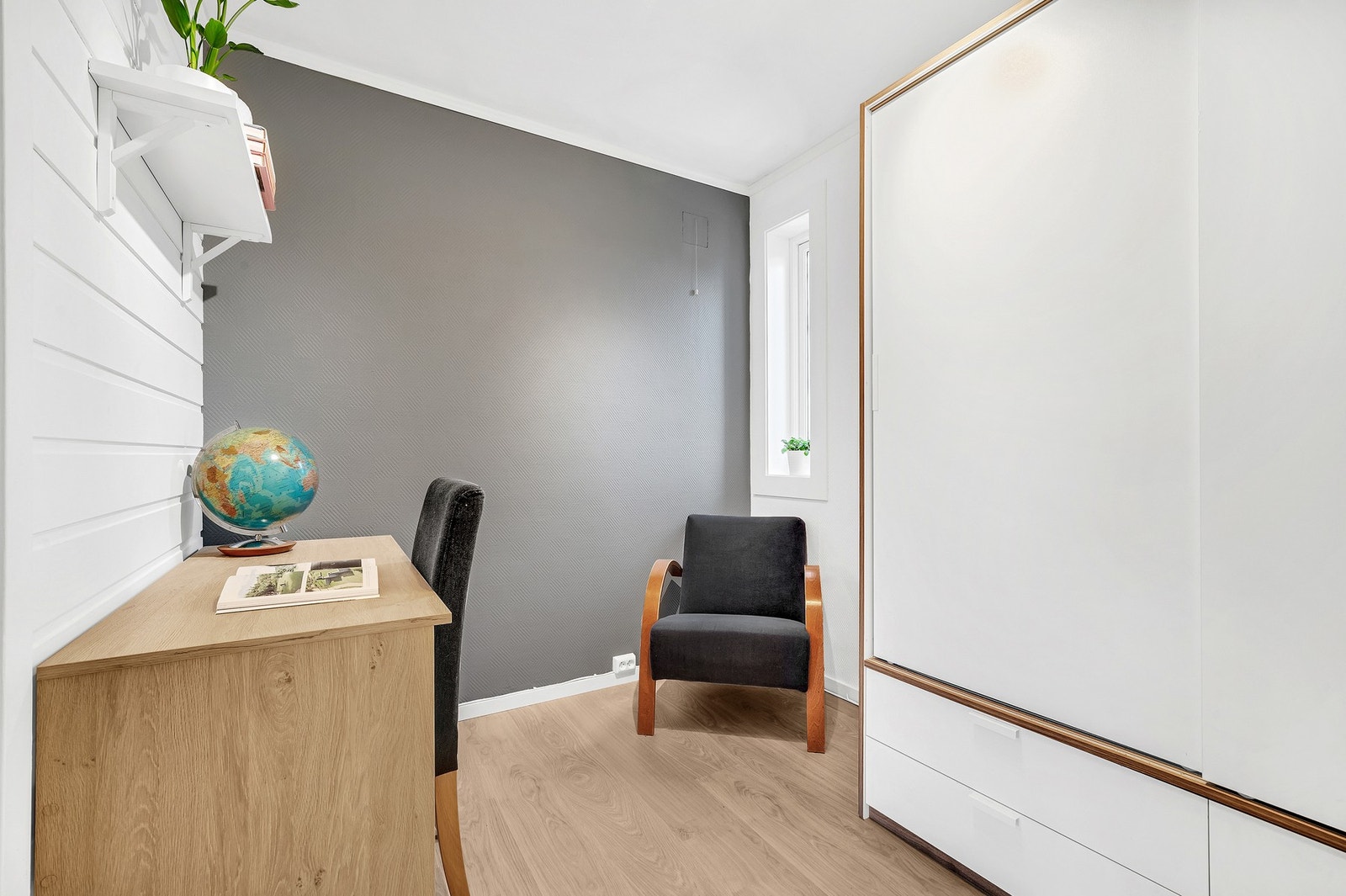 Innerst i soveromsgang er det etablert et rom som er innredet som kontor, men som også kan benyttes som walk-in closet eller gjesterom. Galleribilde