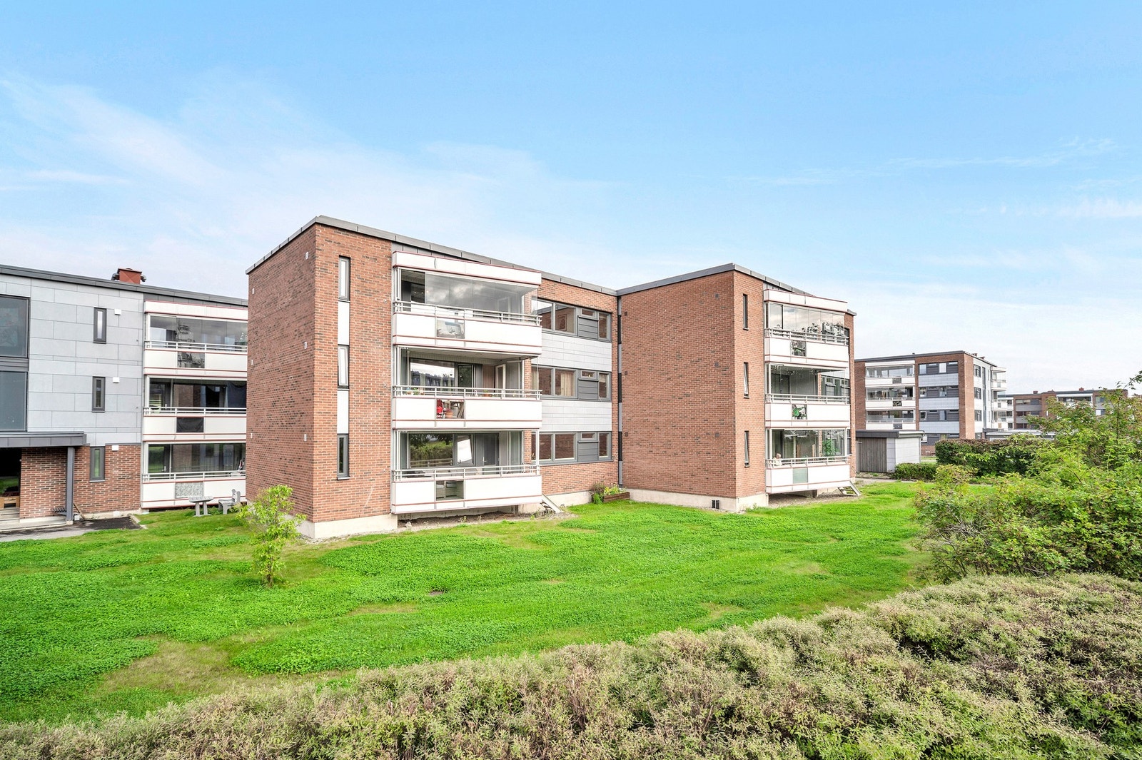 Fasade. Bygget ble renovert i 2019 med bl.a etterisolering, nye vinduer, drenering m.m. Galleribilde