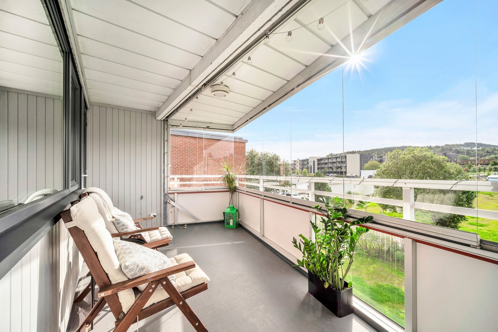 Med innglasset balkong varer sesongen mye lengre. Glassene kan også skyves til siden og åpnes helt opp når sola steker. Galleribilde