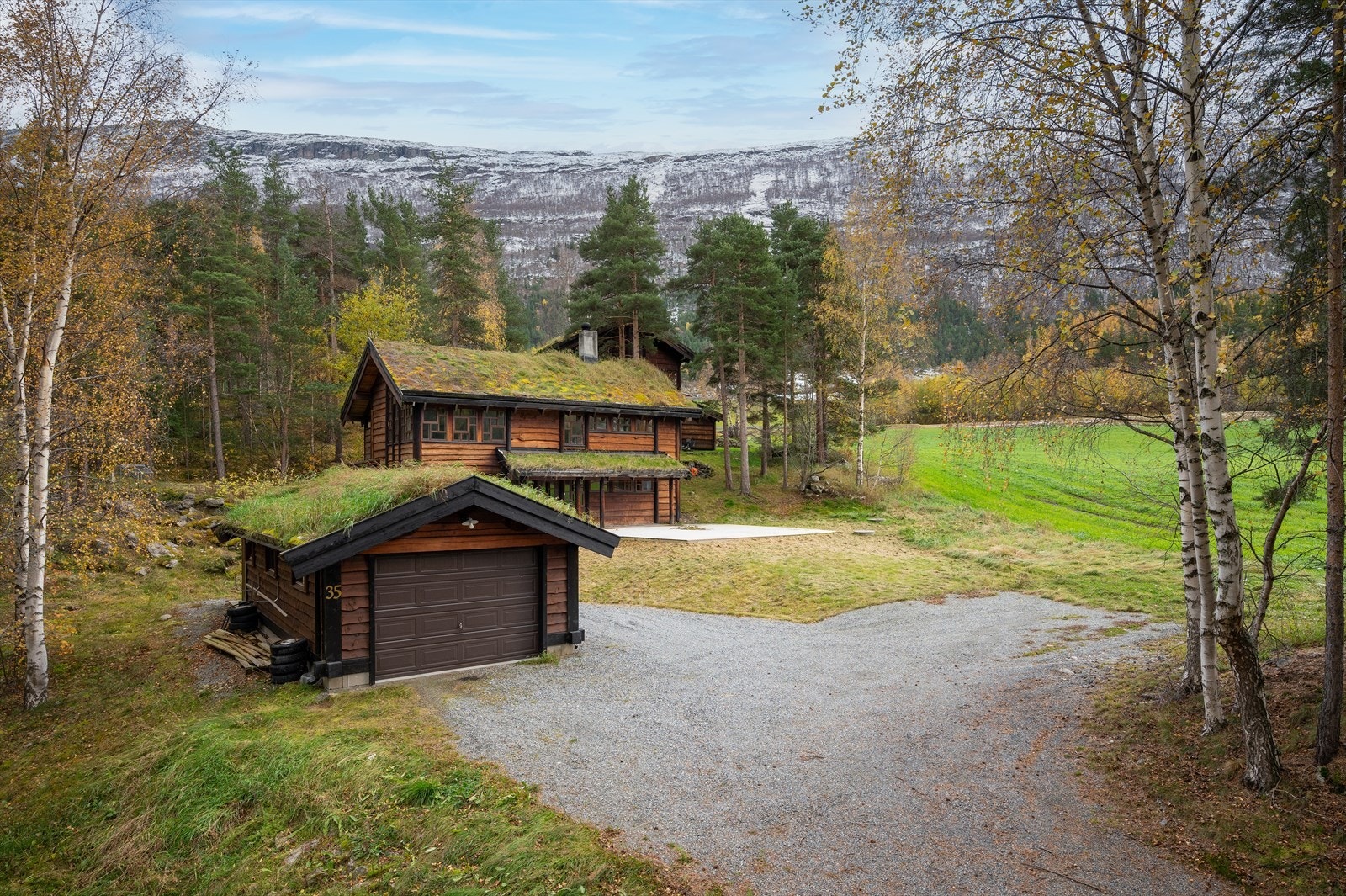 Eiendommen ligger nedenfor FV 55 ned mot Bøvra elv, rett ovenfor Marsteinbrua. Eiendommen har en usjenert og fin beliggenhet på romslig tomt som skråner mot nordvest og har fall mot Bøvra elv som renner 70 meter unna huset. Galleribilde