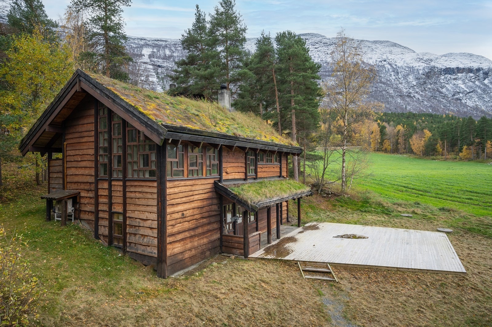 En arkitekttegnet, unik og trivelig enebolig med tilhørende garasje med hundegård. Galleribilde