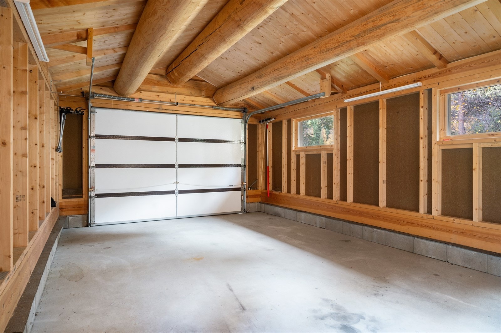 Hunderom i enden på garasje og en hundegård 3,6 x 3,6 m for 2 hunder. Galleribilde