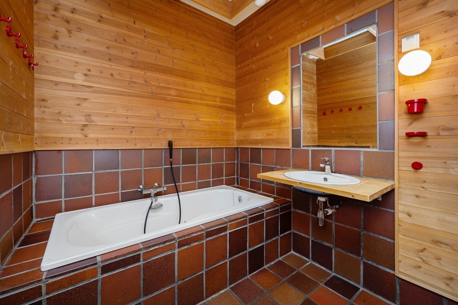 Badet består av fliser på gulv og vegger/dels panel Galleribilde