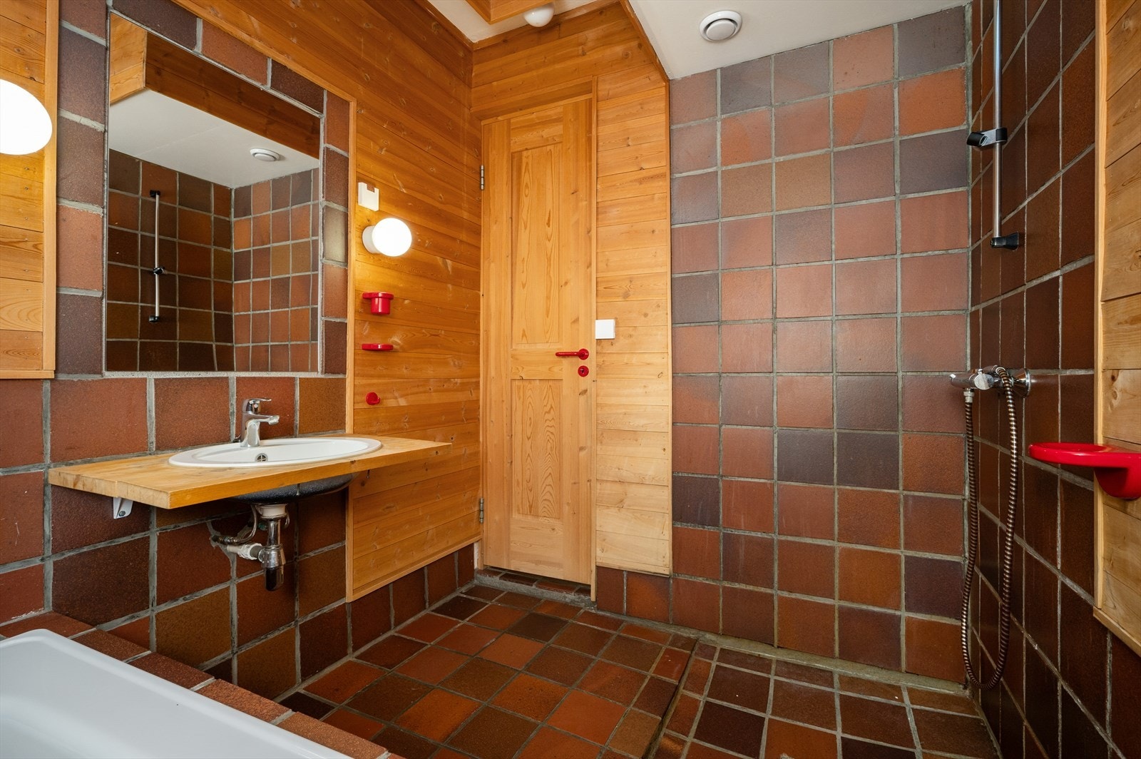Rommet er innredet med badekar, servant og dusjhjørne (mangler forheng/dusjdører). Galleribilde