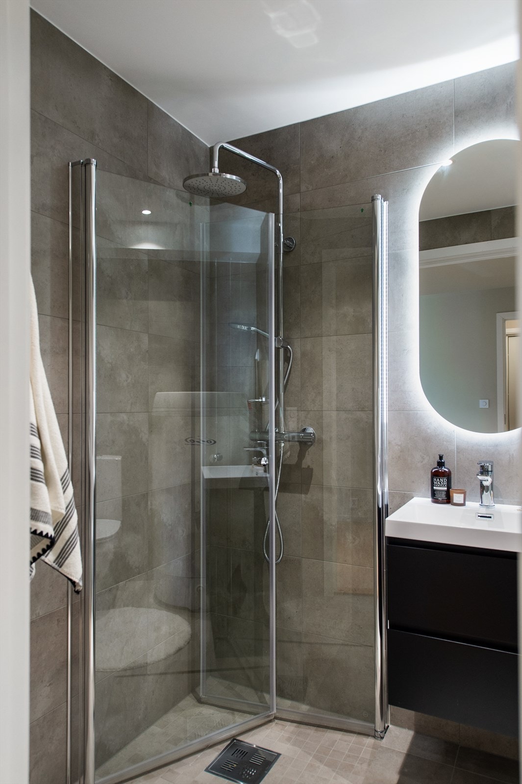 Badet har et moderne preg med speil med LED lys Galleribilde