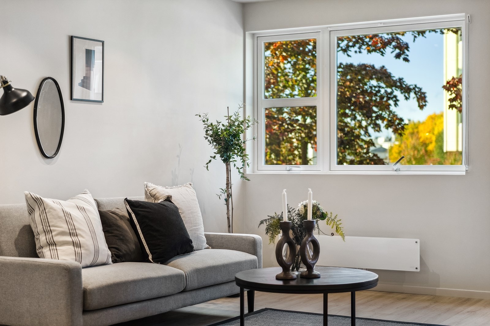 Stuen er oppgradert med nye gipsvegger og tak med downlights Galleribilde