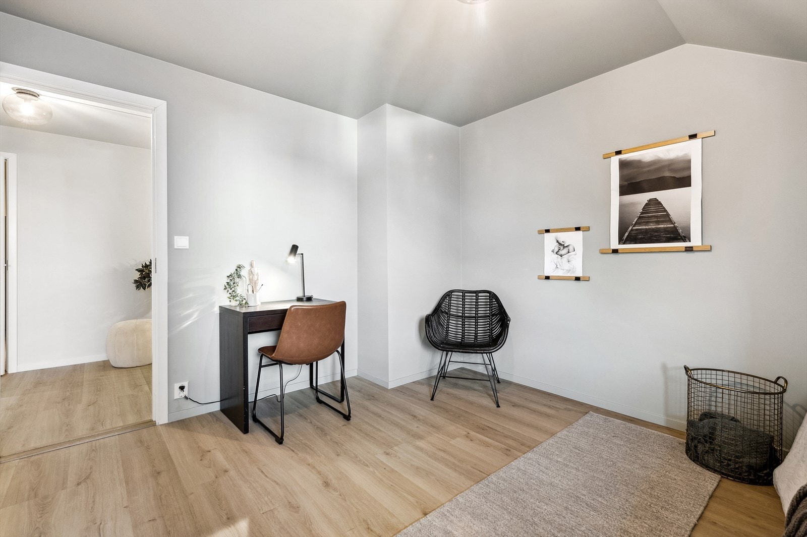 Det er god plass til garderobeskap, skrivepult eller hva en måtte ønske Galleribilde