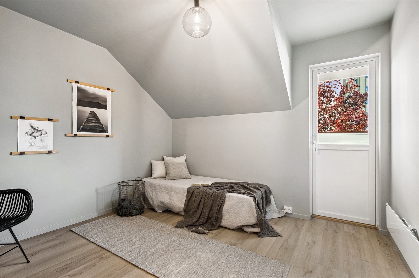 Soverom 2 med 1-stavs klikk vinyl gulv og slette vegger. Dirkete utgang til balkong Galleribilde