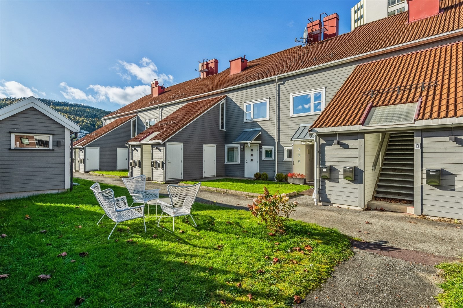Leiligheten har 2 uteboder. Koselige fellesområder Galleribilde