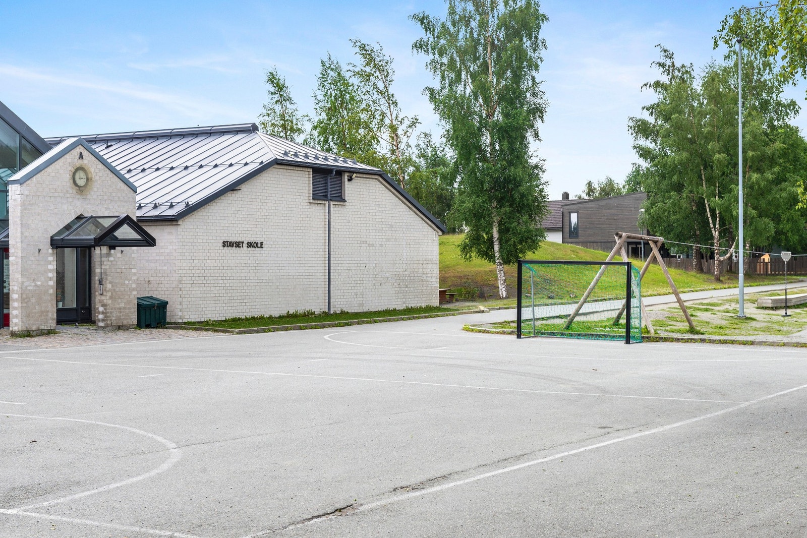 Stavset skole og Stavsetmyra barnehage finner du bare 2 min gange fra huset. Her er det lekeplass for de minste med klattrestativ, sip-line og ballbinge m.m Galleribilde