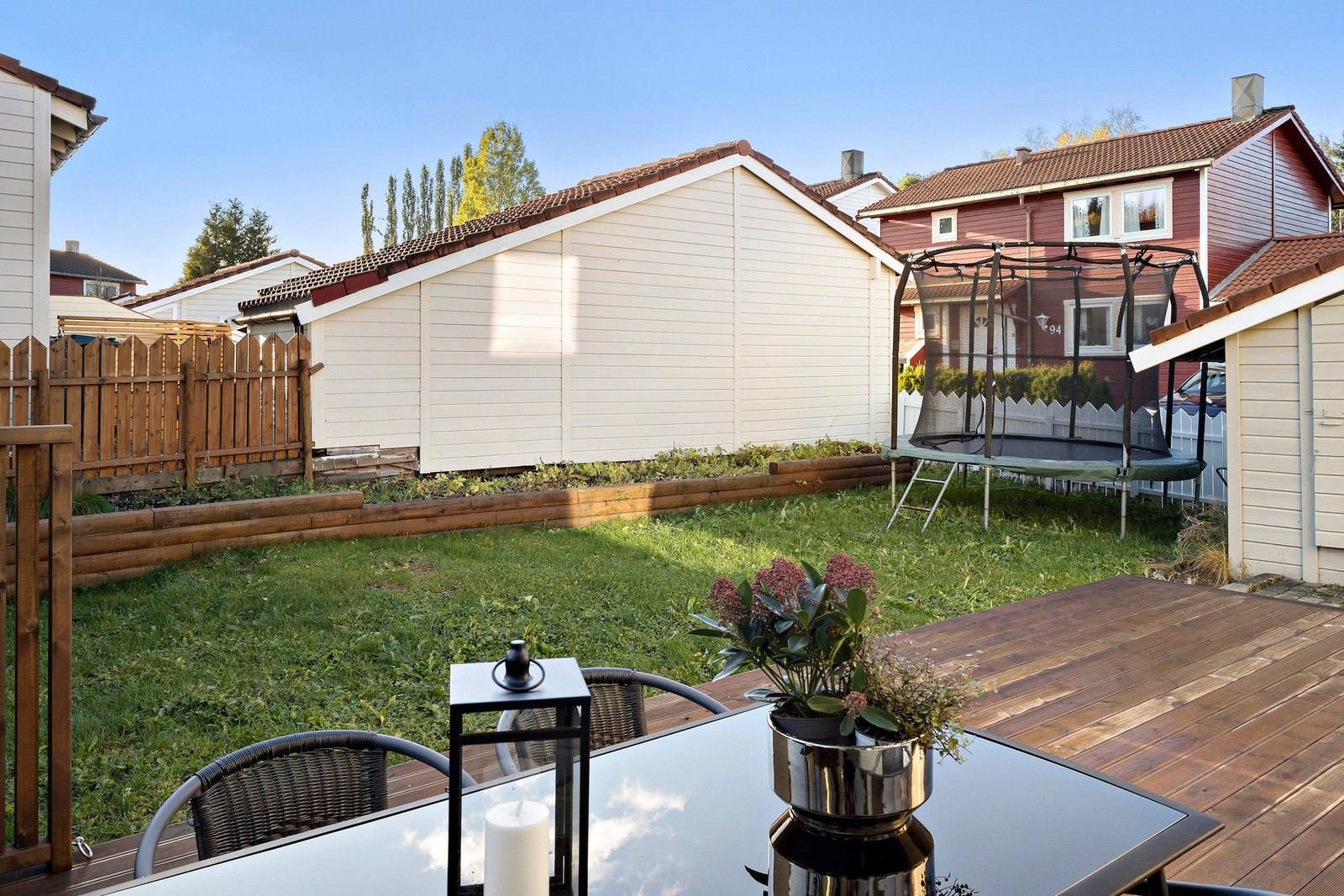 I hagen er det god plass til både trampoline og ellers lek og morro for hele familien Galleribilde