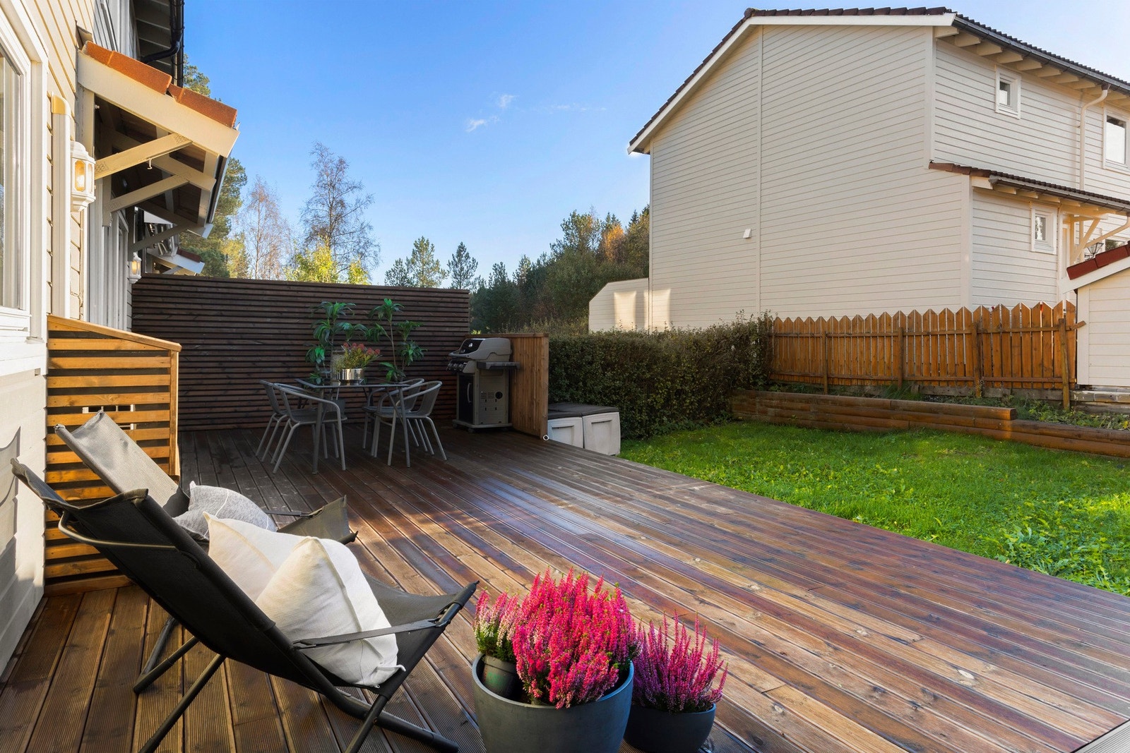 Med en sør-vest vendt terrasse og hage så får du gode solforhold til langt på dagen. Galleribilde