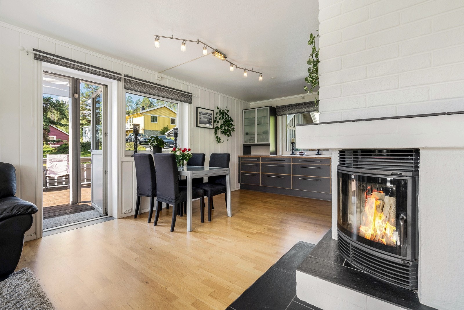 Stue med peis og utgang til terrasse og uteområde Galleribilde