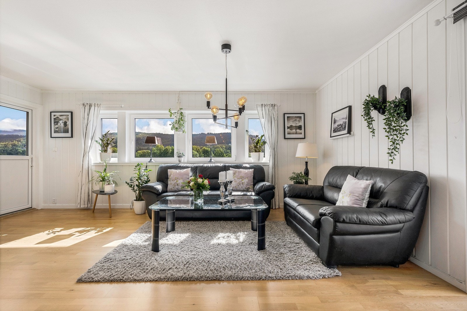 Stue med gode vindusflater som slipper inn rikelig med naturlig lys Galleribilde