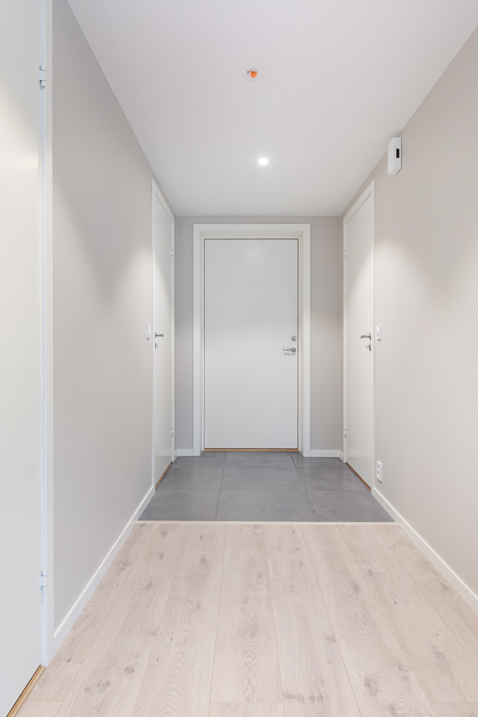 Det er lagt flisar i entrén. Galleribilde