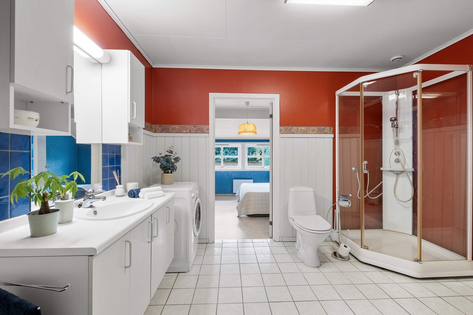 Bad med WC og opplegg for vaskemaskin Galleribilde