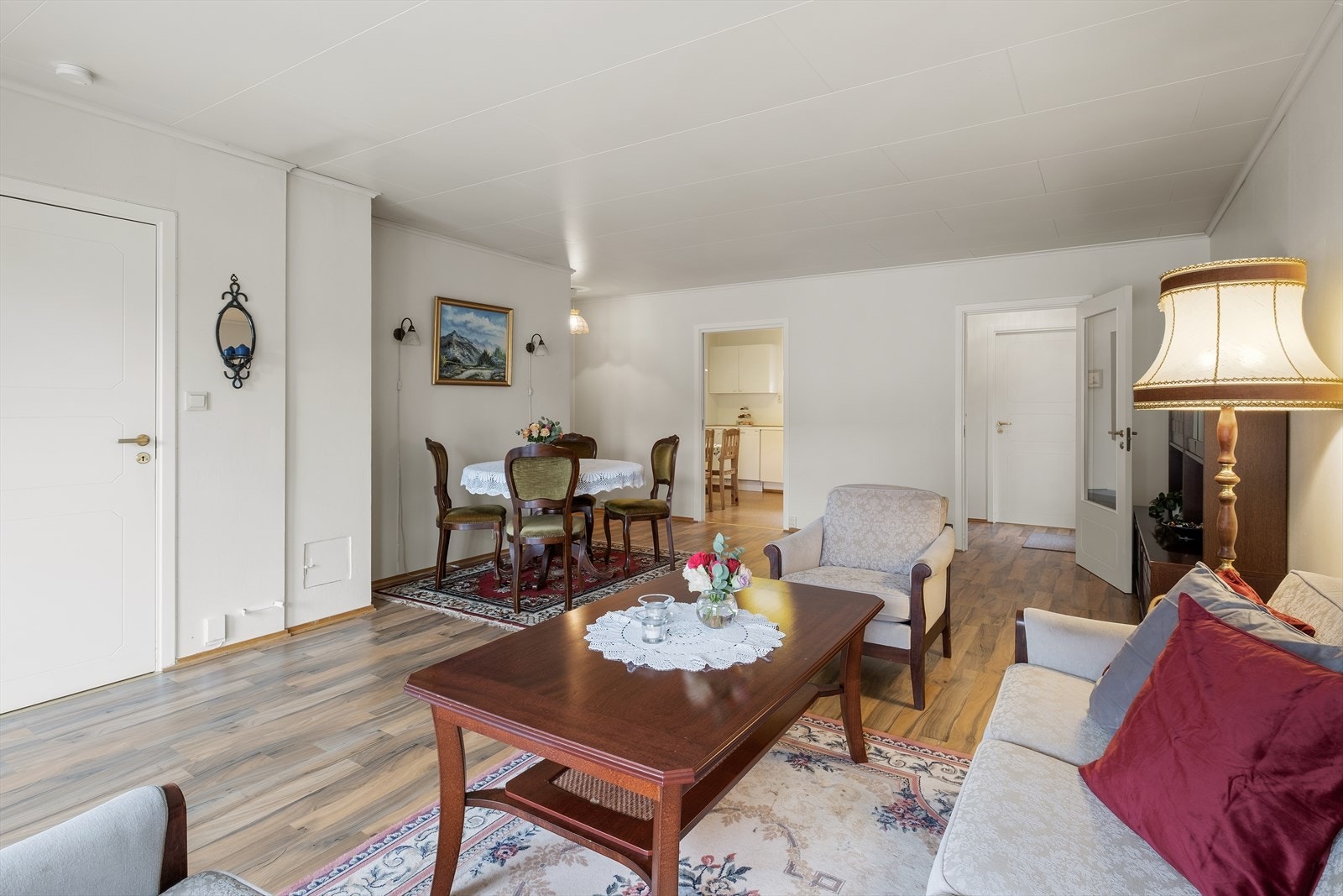 Lys og romslig stue/spisestue med utgang til terrasse og hage Galleribilde