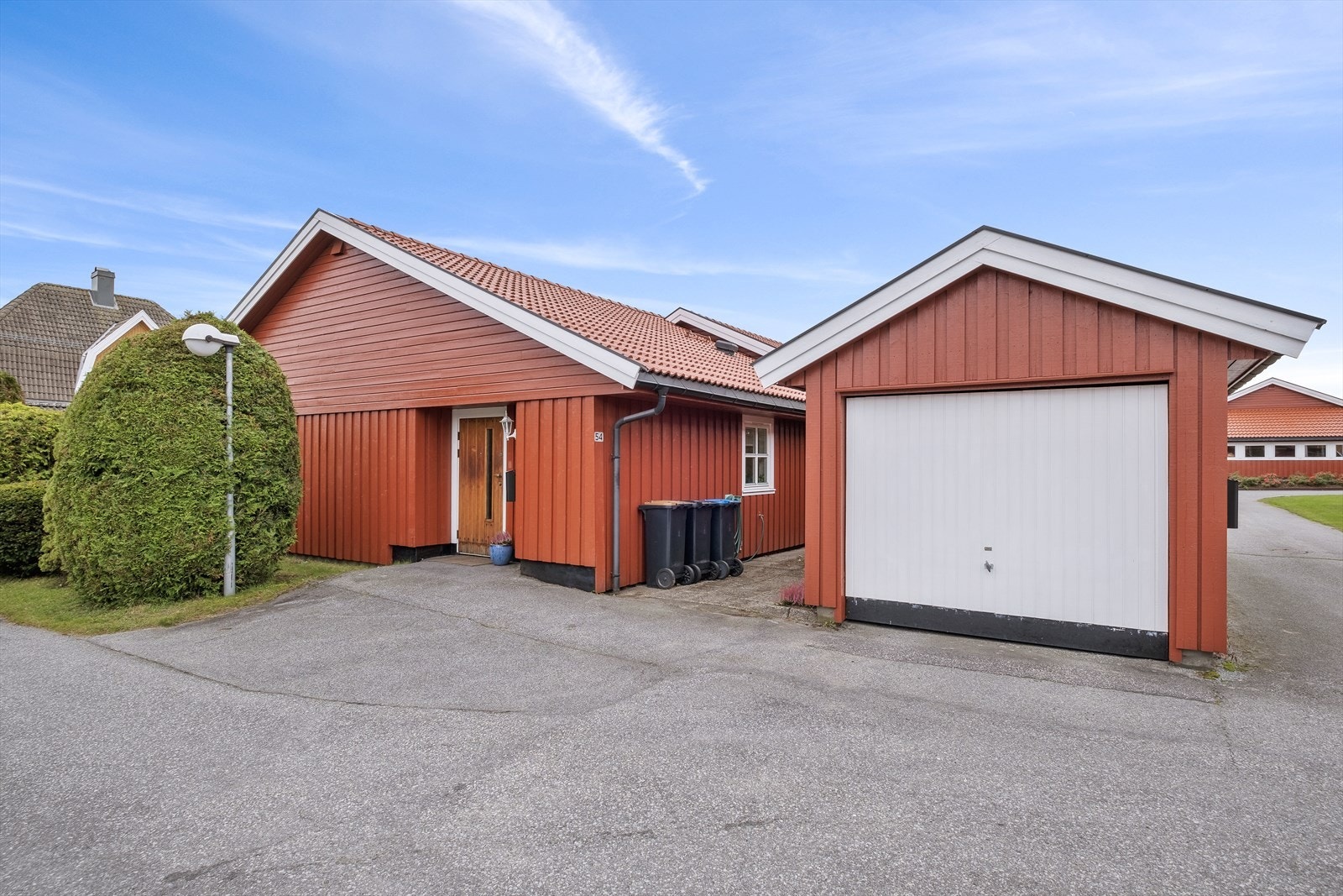 Egen garasje med bod like ved boligen Galleribilde