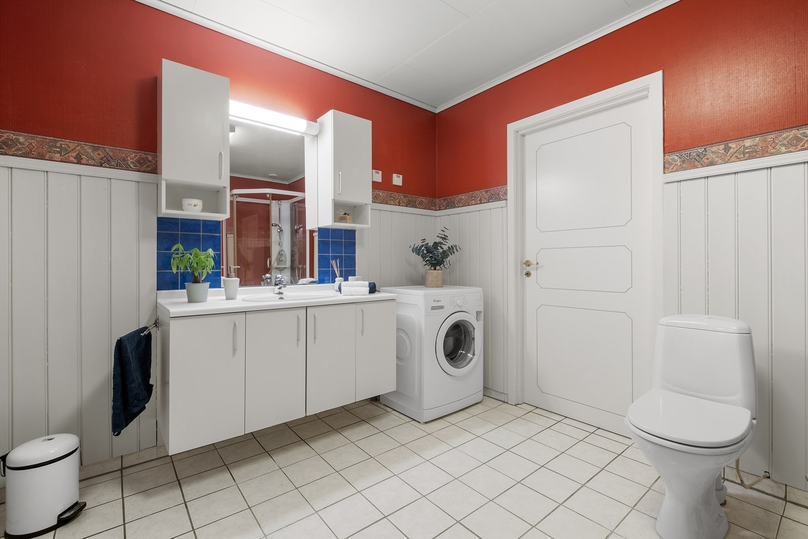 Badet har adkomst fra gangen og hovedsoverommet Galleribilde