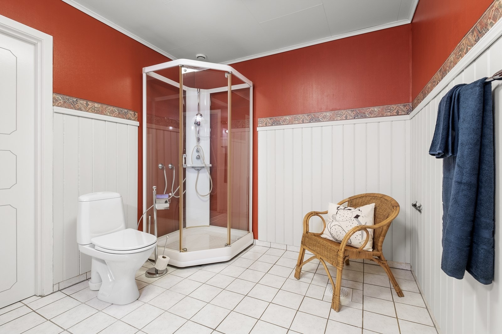 Bad med WC og opplegg for vaskemaskin Galleribilde