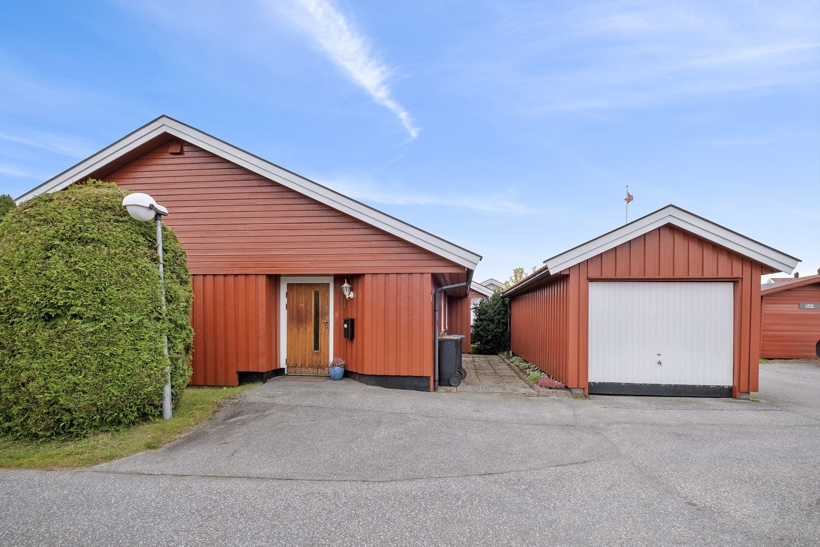 Fasade med garasje Galleribilde