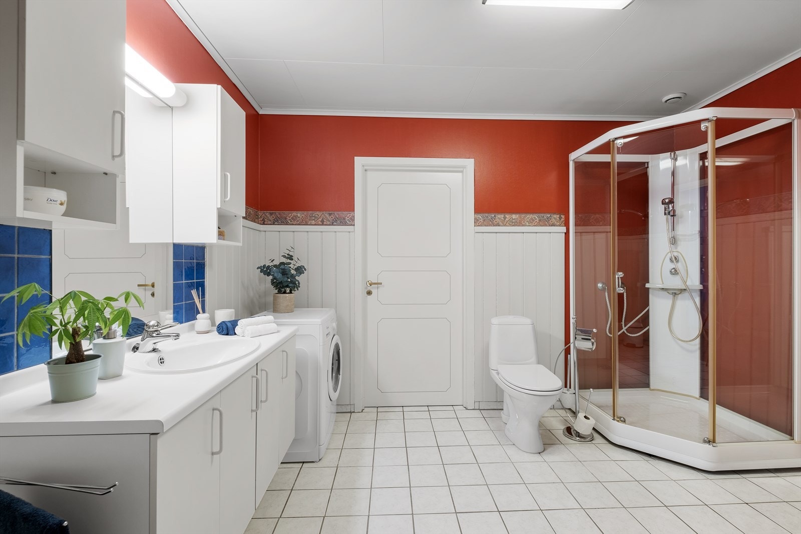 Bad med WC og opplegg for vaskemaskin Galleribilde