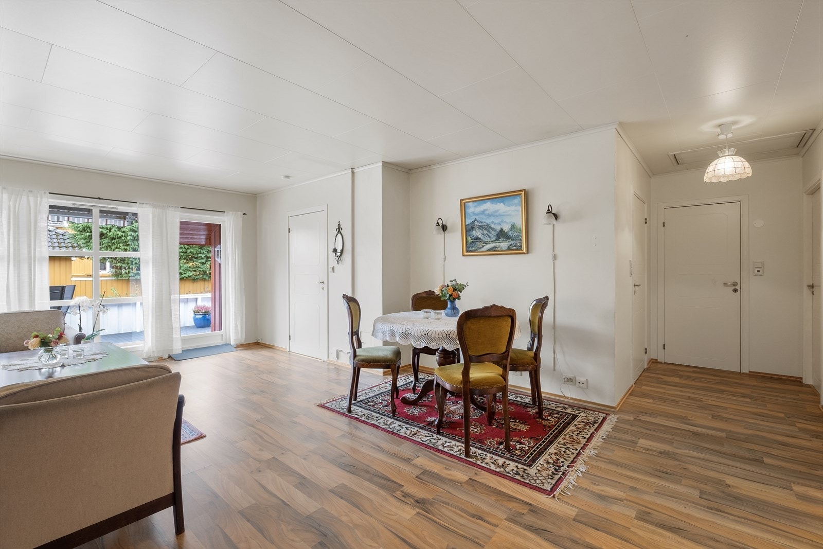 Lys og romslig stue/spisestue med utgang til terrasse og hage Galleribilde