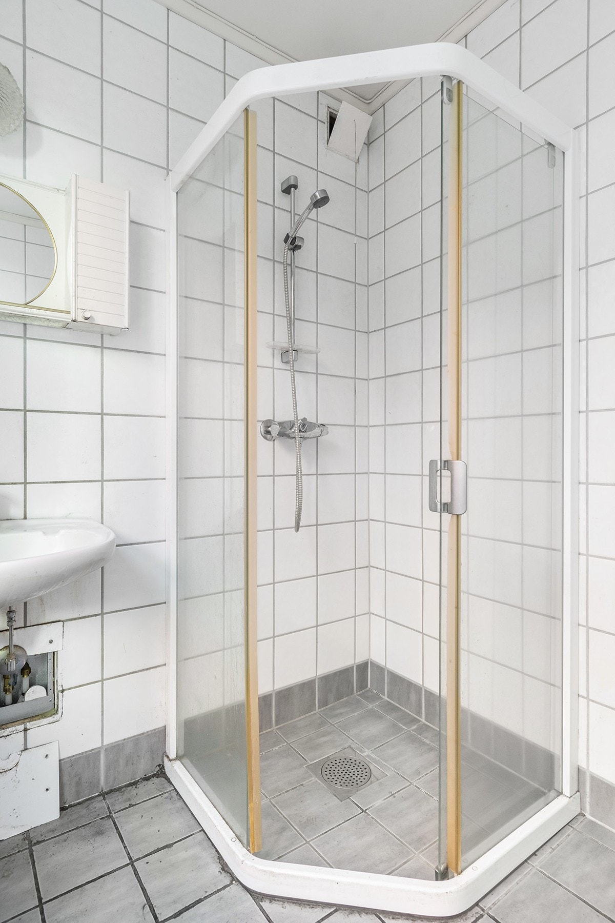 Bad med elektrisk gulvvarme Galleribilde