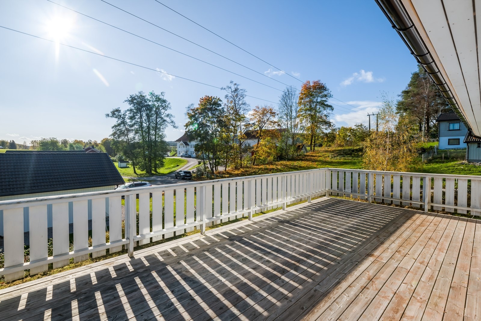 Til boligen er det oppført en stor og deilig, sydvendt veranda med gode solforhold og flott utsyn over de landlige omgivelsene! Galleribilde