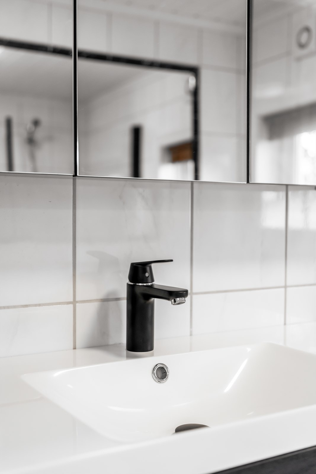 Dusjnisjen er påkostet nye dusjvegger i 2023. Videre er badet påkostet ny servantinnredning med skuffer og heldekkende servant. Galleribilde