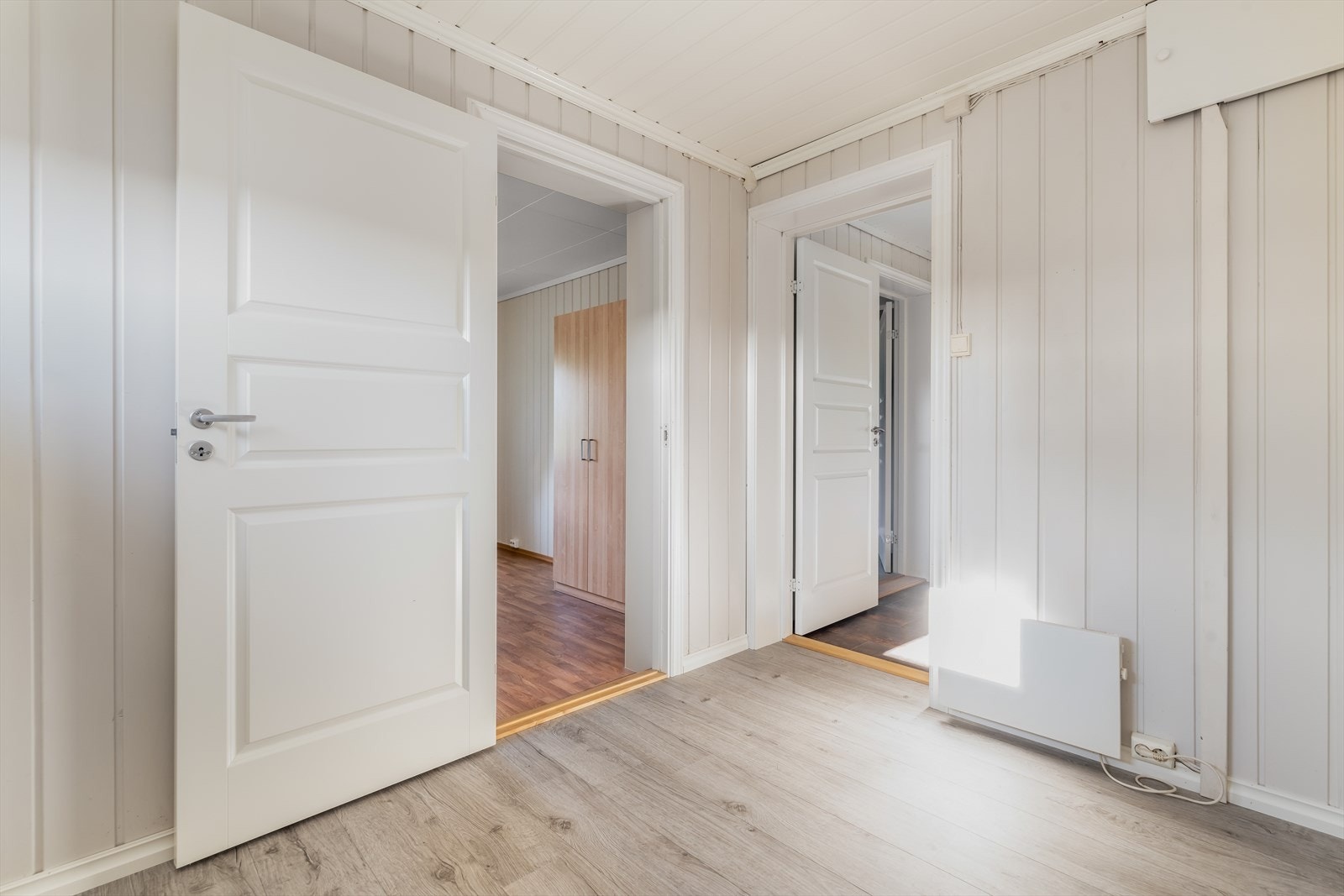 Det gjøres oppmerksom på at det ene soverommet i hovedetasjen er innredet og omgjort uten at dette er søkt om eller godkjent. Galleribilde