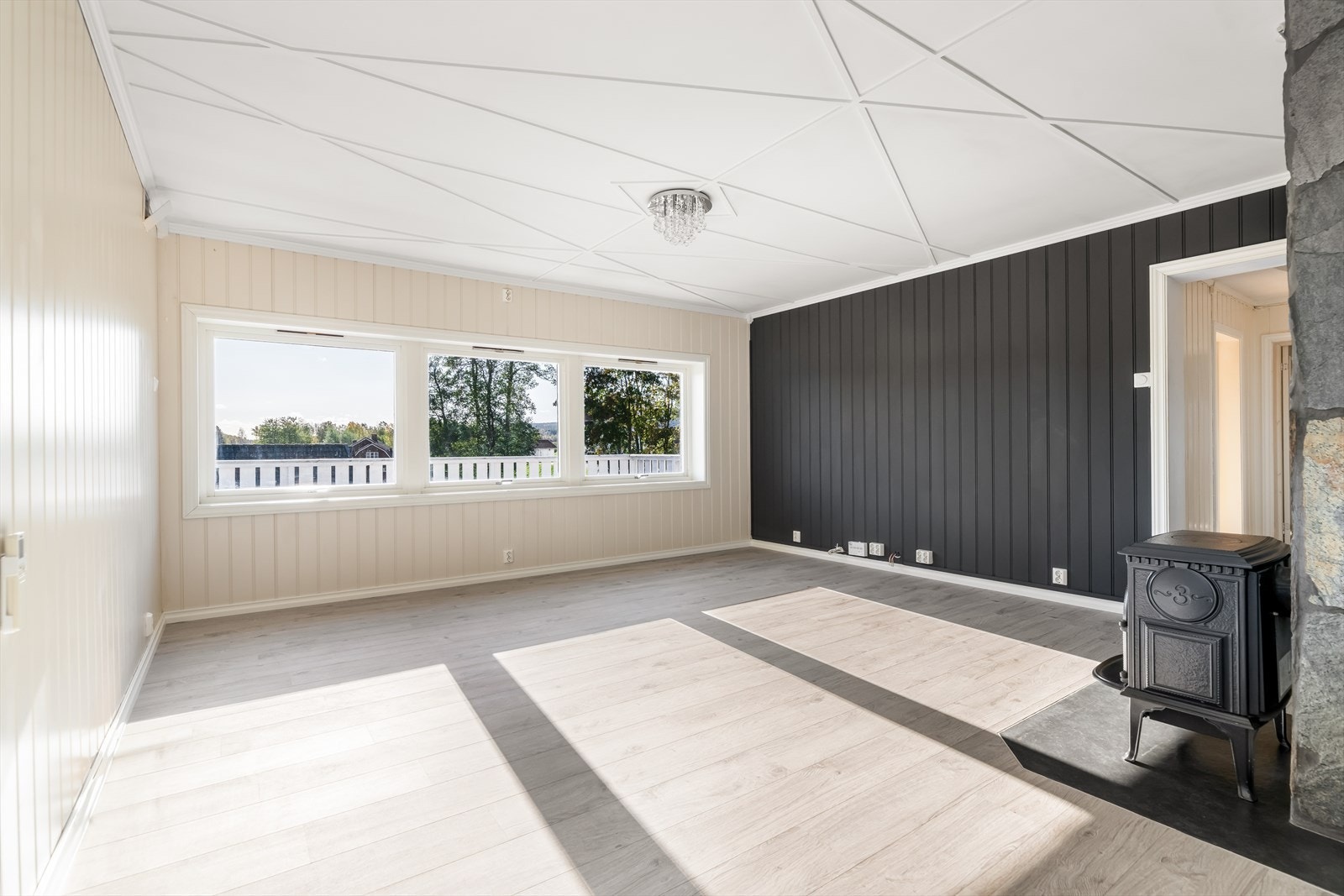 Stuen er pusset opp med nytt laminatgulv i 2023. Øvrige overflater består av malt MDF-panel på vegger og malt tak. Galleribilde