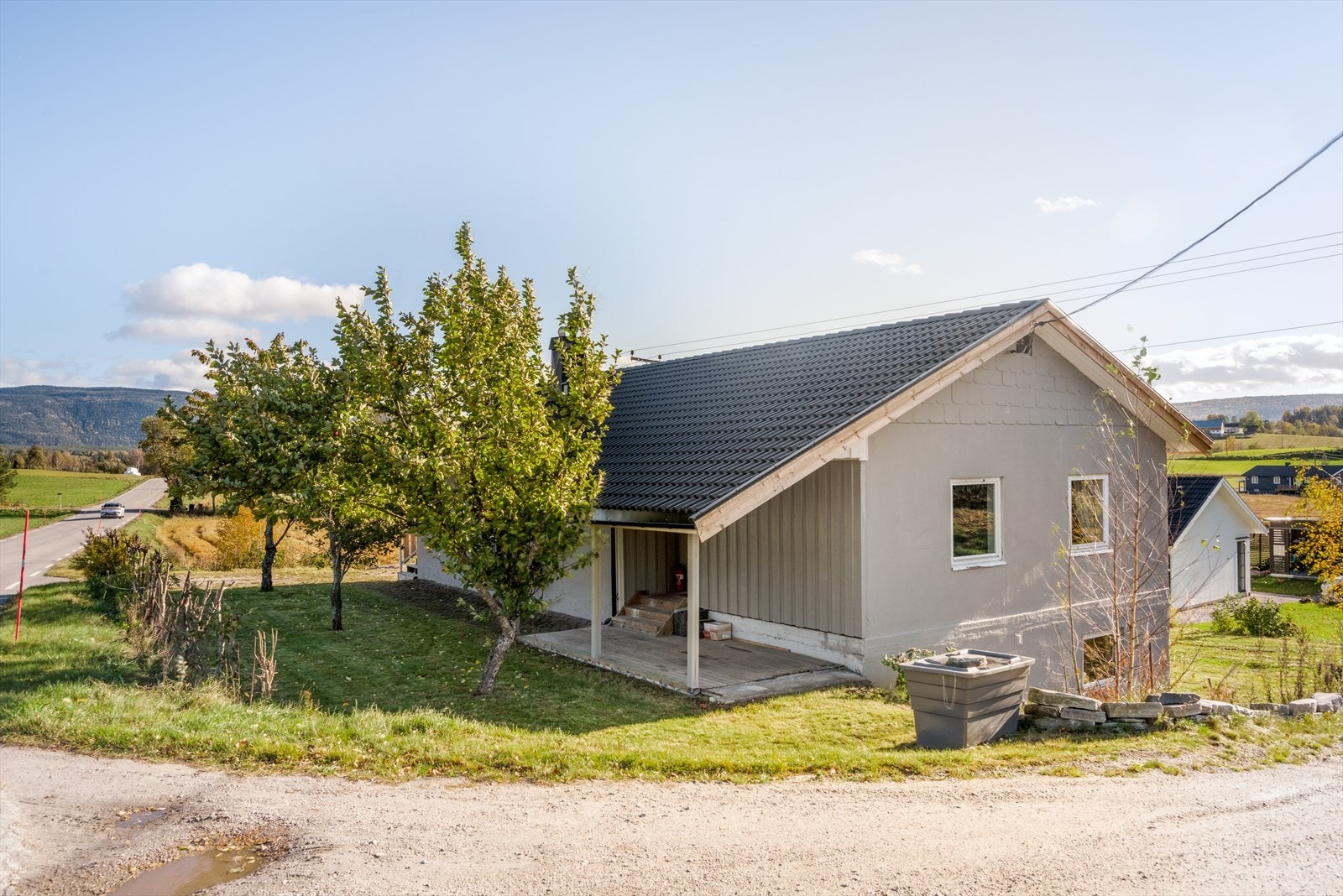 Fra gårdsplassen er det etablert gangsti av belegningsstein frem til hyggelig, overbygget inngangsparti. Galleribilde