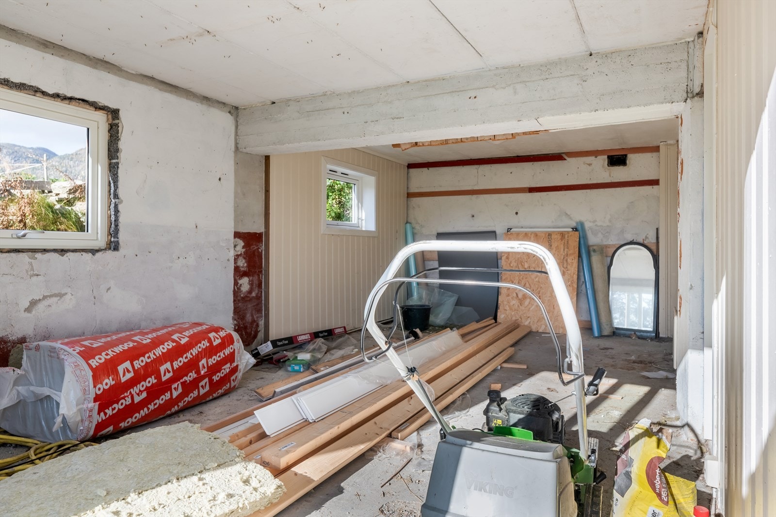 Resterende del av underetasjen inneholder et uinnredet kjellerrom, som opprinnelig var garasje. Galleribilde