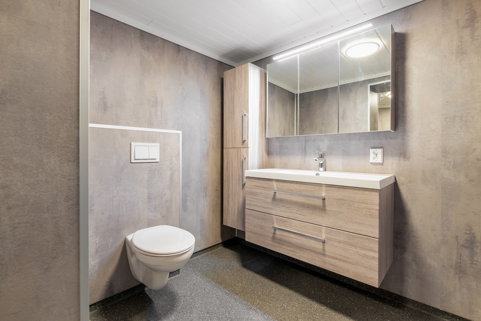 Romslig og pent, flislagt bad i underetasjen, pusset opp i 2023. Badet er utstyrt med vegghengt toalett, dusjnisje og opplegg for vaskemaskin. Galleribilde