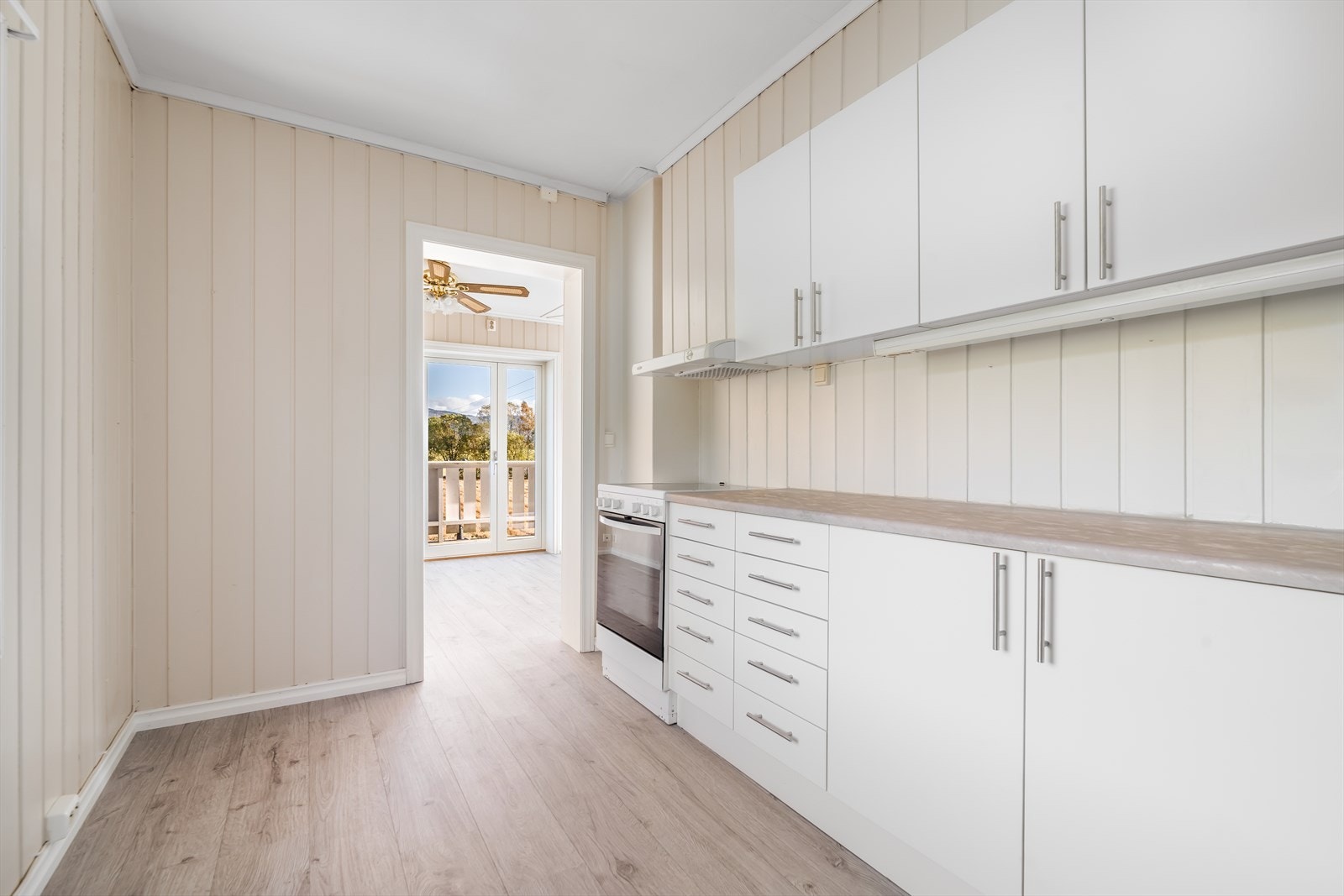 Videre er det på kjøkkenet avsatt plass til frittstående kjøleskap og komfyr. Kjøkkenet er for øvrig pusset opp med nytt laminatgulv i 2023. Galleribilde