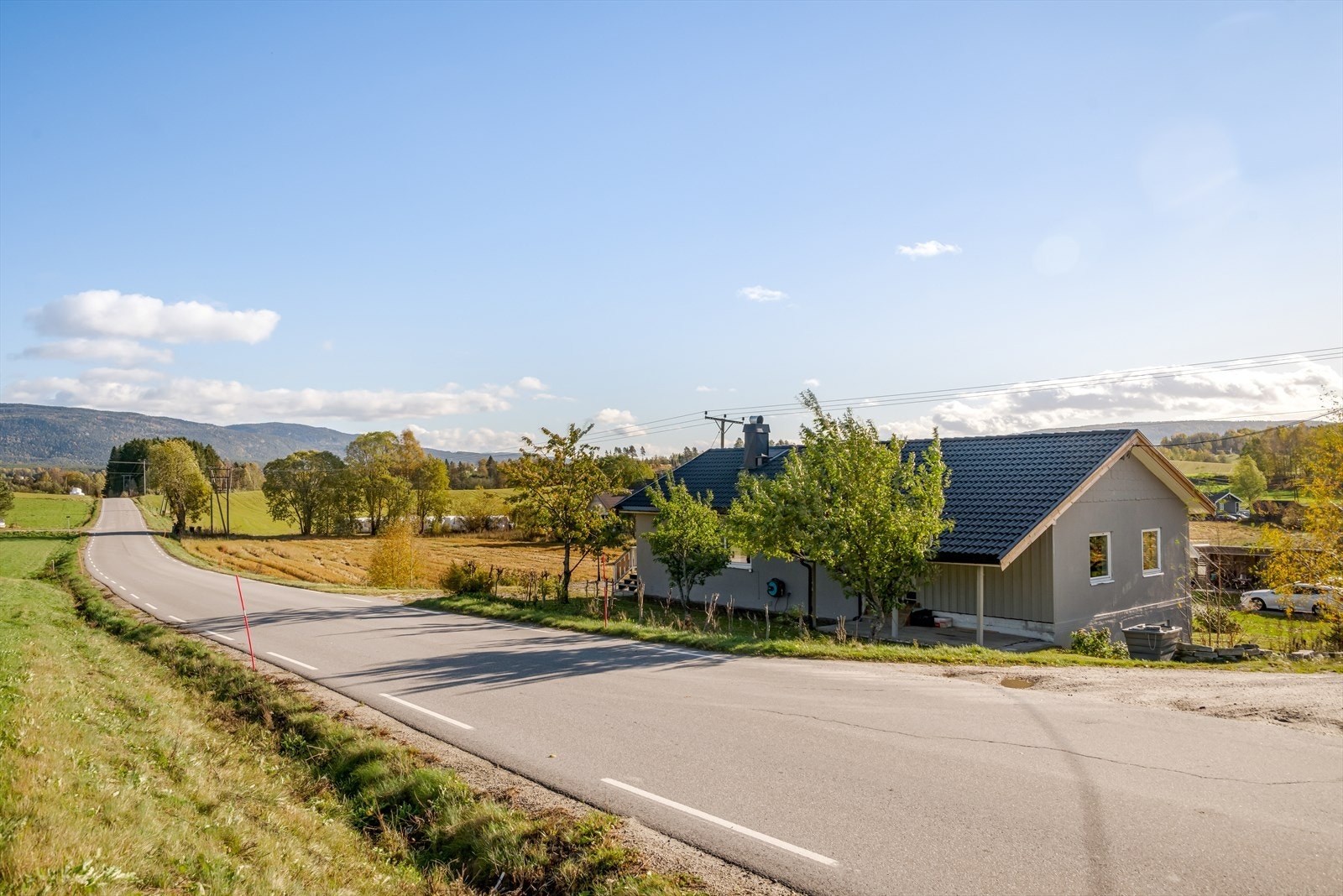 Fra eiendommen er det ca. 5 minutter med bil til Bø sentrum, med dagligvareforretninger, barnehager og skoler, samt diverse butikker og servicefunksjoner. Galleribilde