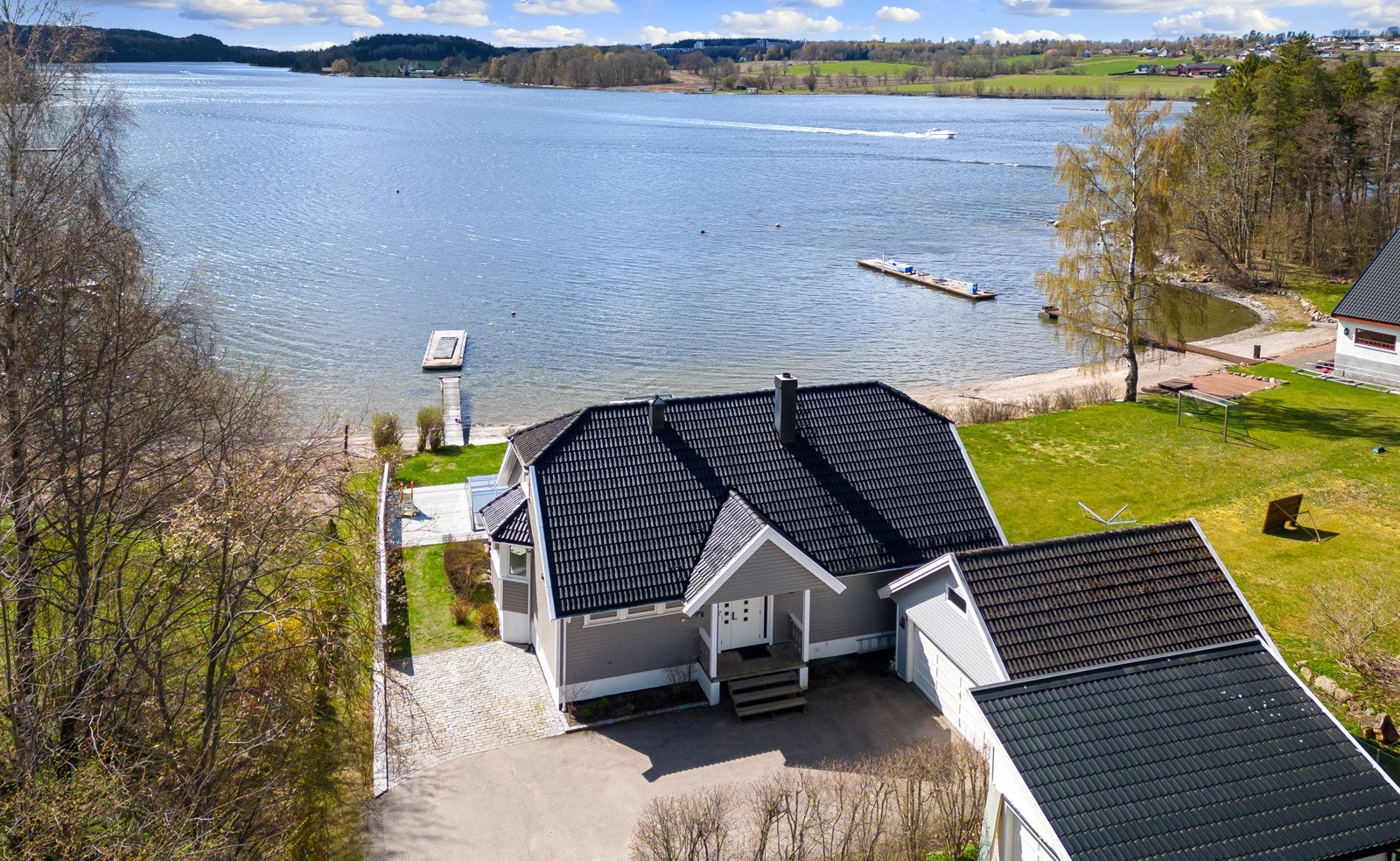 Eiendommen er sydvendt og bader i sol. Med sjøveien er det kort vei til en rekke perler som Stauper, Hvasser, Tjøme, Vrengen og Røssesundet Galleribilde