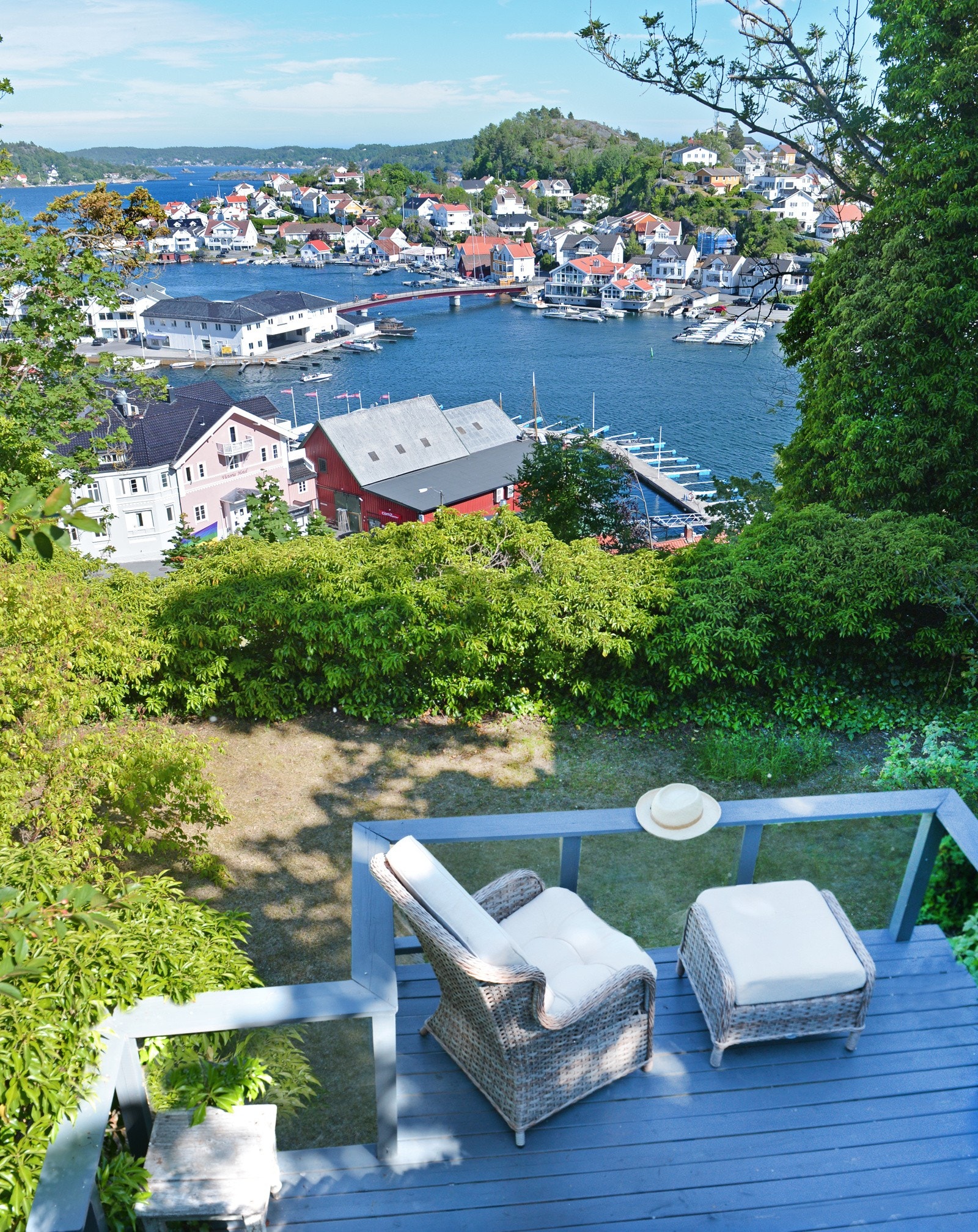 Utsyn fra terrasse ved lysthus Galleribilde