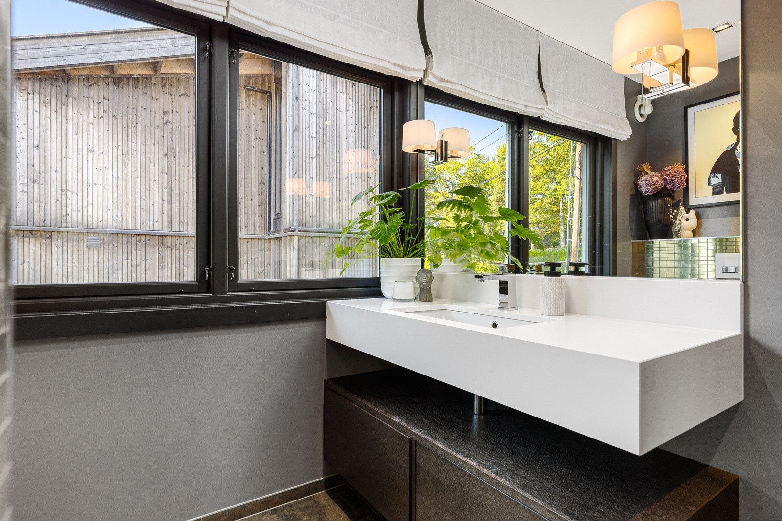 Skreddersydd baderomsinnredning og stort vegghengt speil. Galleribilde