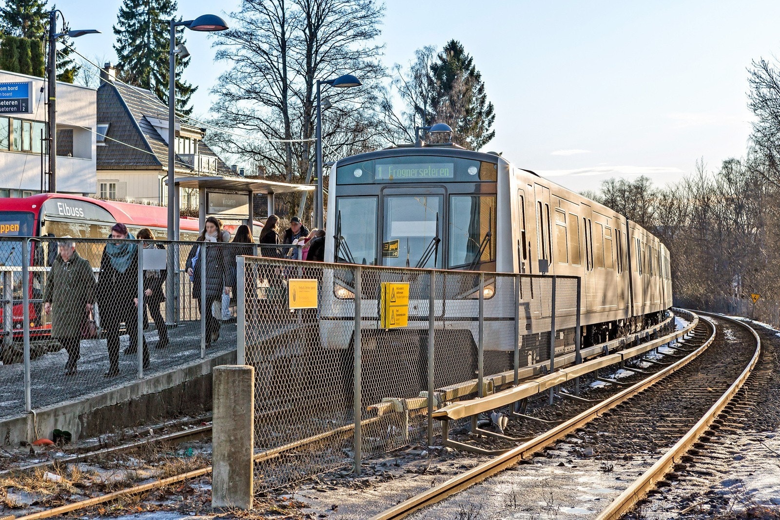 Man kommer seg enkelt rundt i byen med et bredt kolletivtilbud i området. Både Ris og Slemdal T-banestasjon ligger kun noen minutters gange unna! Galleribilde
