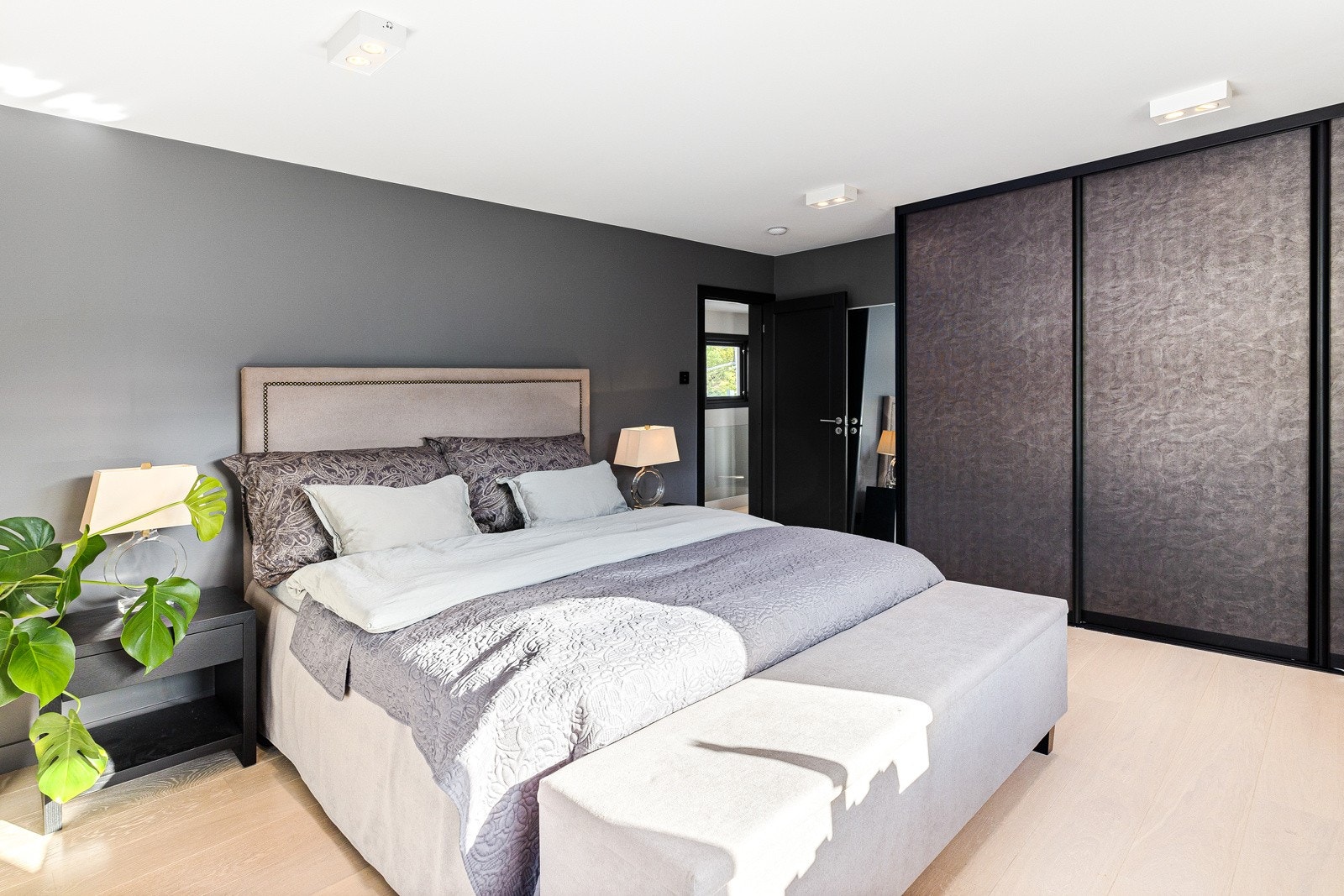 Soverom 2: Dette rommet er også utstyrt med stor skyvedørsgarderobe for oppbevaring. Galleribilde