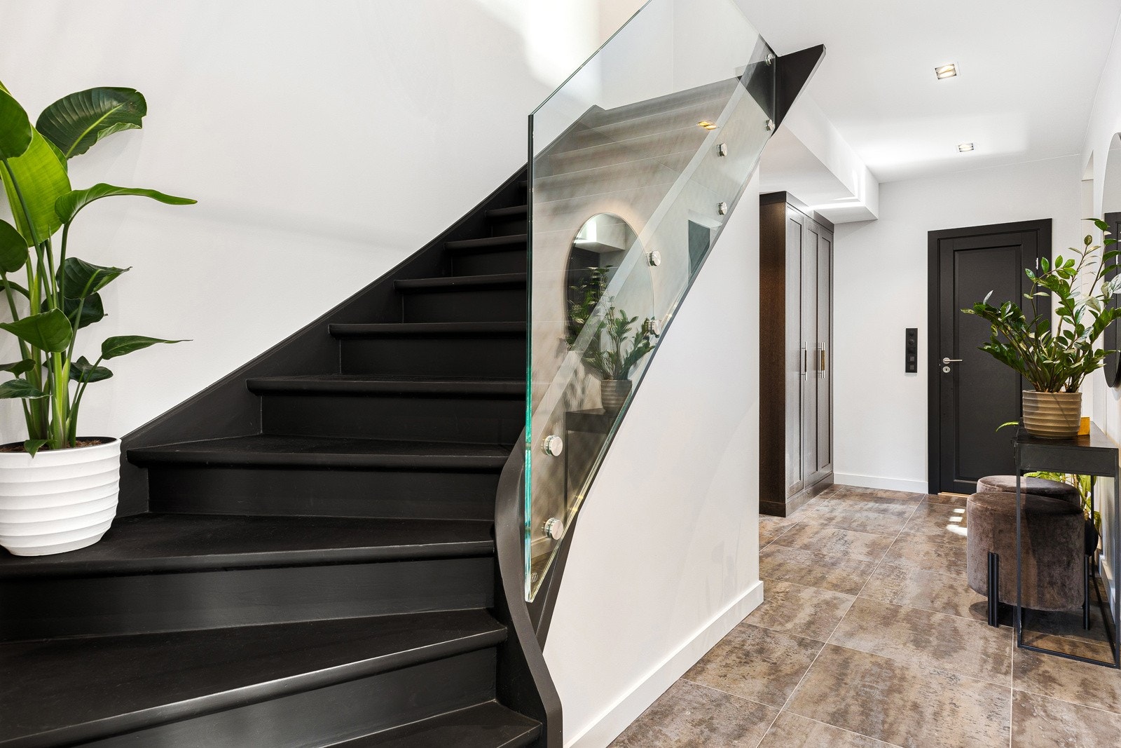 I 2017/2018 ble boligen oppgradert med bl.a. nytt glassrekkverk til trapp og gang mellom 1. og 2. etasje, ny ytterdør, samt nytt rekkverk ved inngangsparti i 1. etasje. Galleribilde