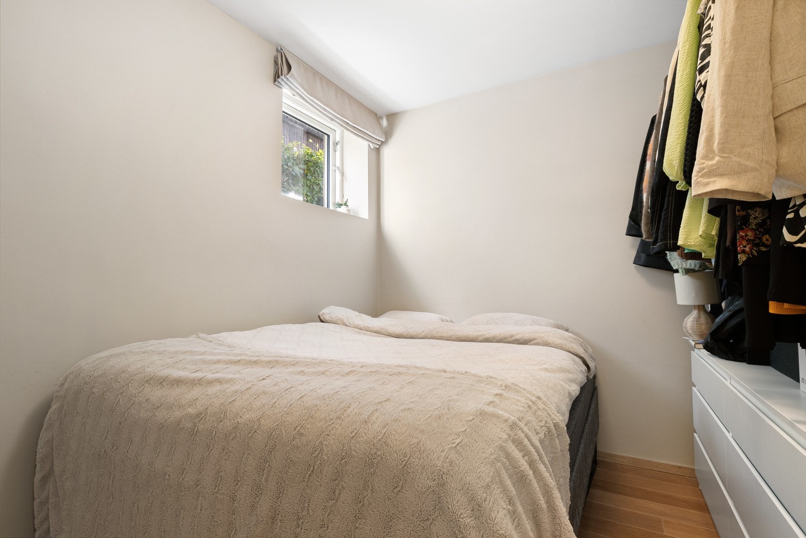 Rom i hybeldel som er innredet som soverom av leietager (rommet er byggemeldt som bod). Galleribilde