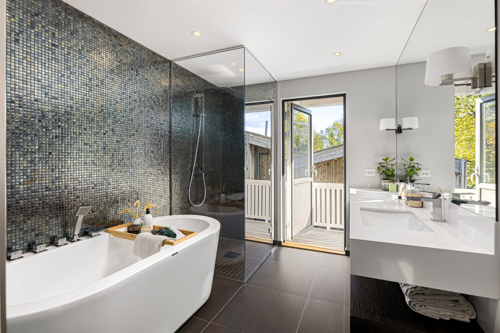 Stort og meget innbydende baderom med tilgang fra både gang i 2. etasje og fra hovedsoverom. Baderommet er utstyrt med både badekar og romslig dusjsone med lekre mosaikkfliser. Galleribilde