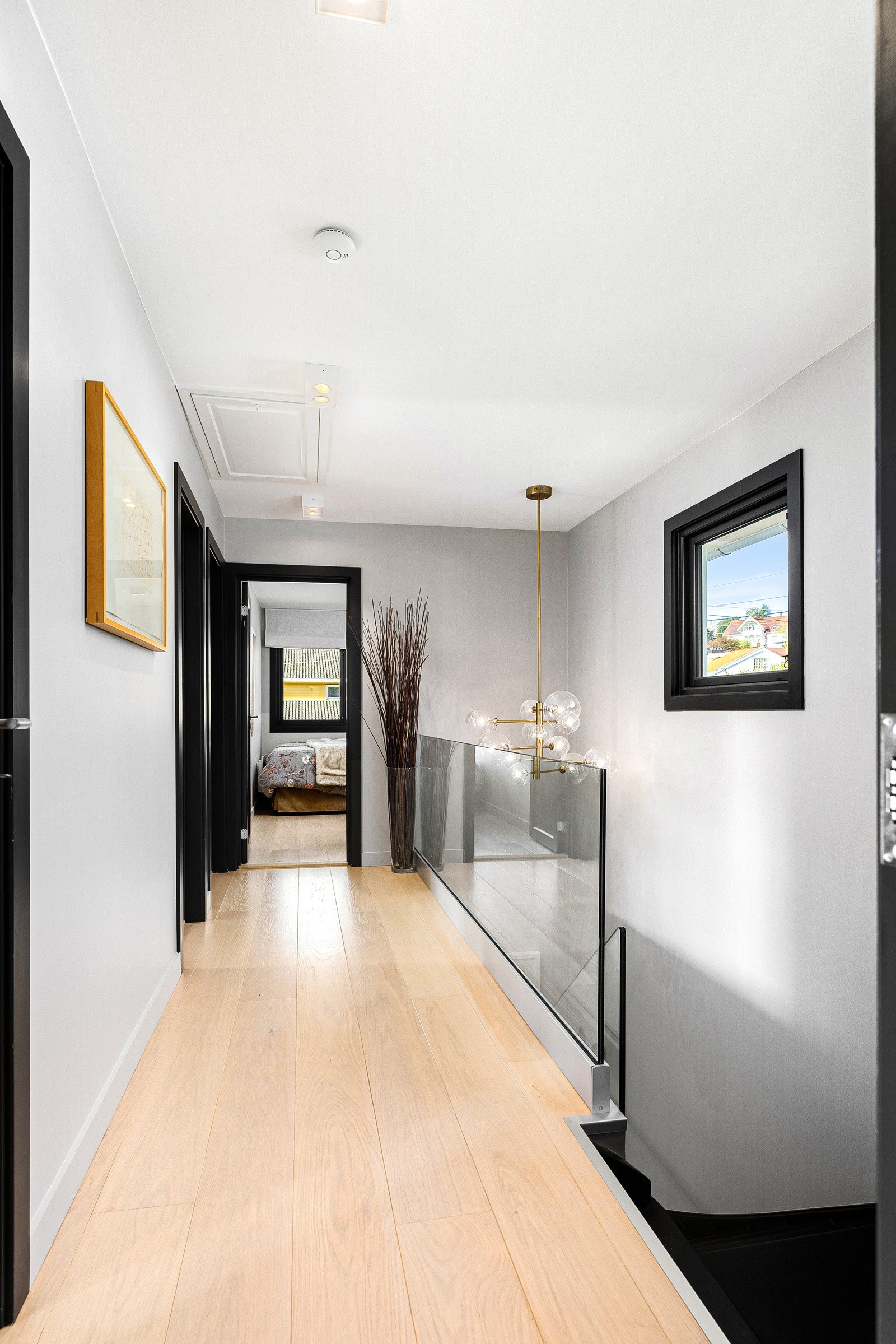 Gang i 2. etasje med lekkert glassrekkverk mot trapperom! Galleribilde