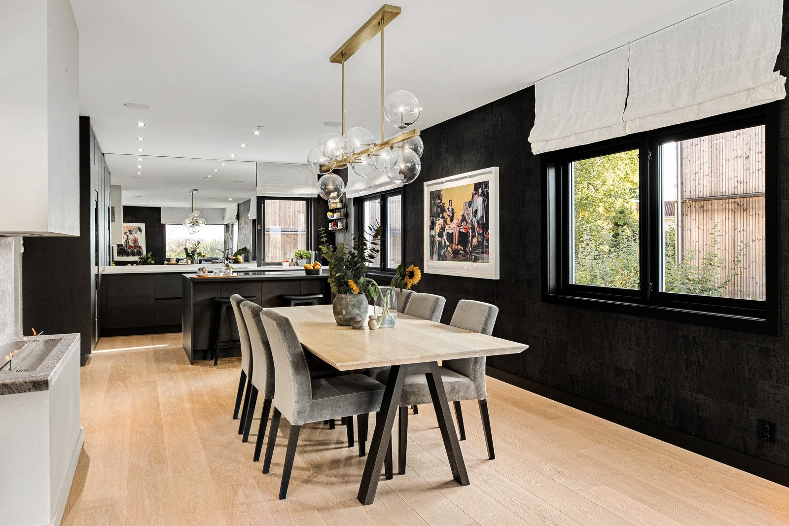 Boligen fikk nytt enstavs parkettgulv i 1. etasje, samt flere nymalte veggflater i 2022. Galleribilde